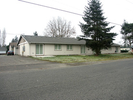 Two Four Plex Buildings Apartamentos