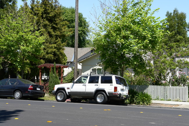 102 Broadway St in Redwood City, CA - Building Photo - Building Photo