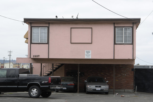 1527 Rumrill Blvd in San Pablo, CA - Foto de edificio - Building Photo