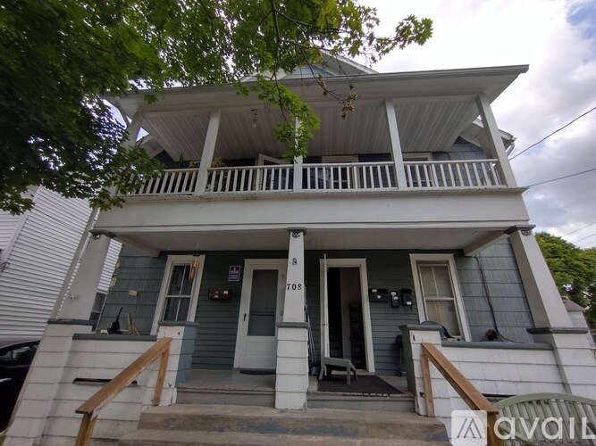 708 Linden Pl, Unit Upstairs in Elmira, NY - Foto de edificio