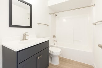 Cottonwood Creek Apartments in Lincoln, NE - Foto de edificio - Building Photo