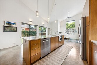 207 Caney St in Austin, TX - Building Photo - Building Photo