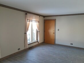 1343 Woodview Ln in Glenview, IL - Building Photo - Building Photo