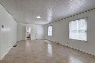 3274 Harris Dr in College Park, GA - Building Photo - Building Photo