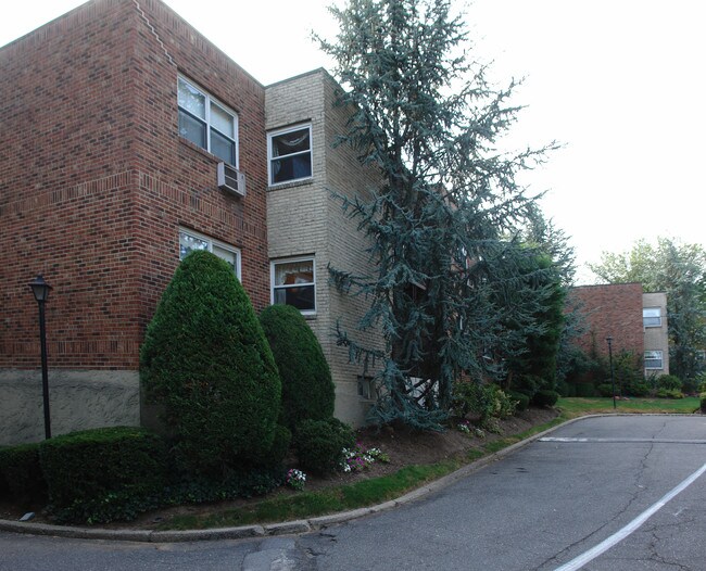 150-158 N Broadway in White Plains, NY - Foto de edificio - Building Photo