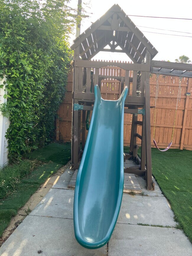 1415 Stearns Dr in Los Angeles, CA - Foto de edificio - Building Photo