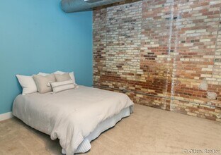 940 Monroe Ave NW in Grand Rapids, MI - Foto de edificio - Building Photo