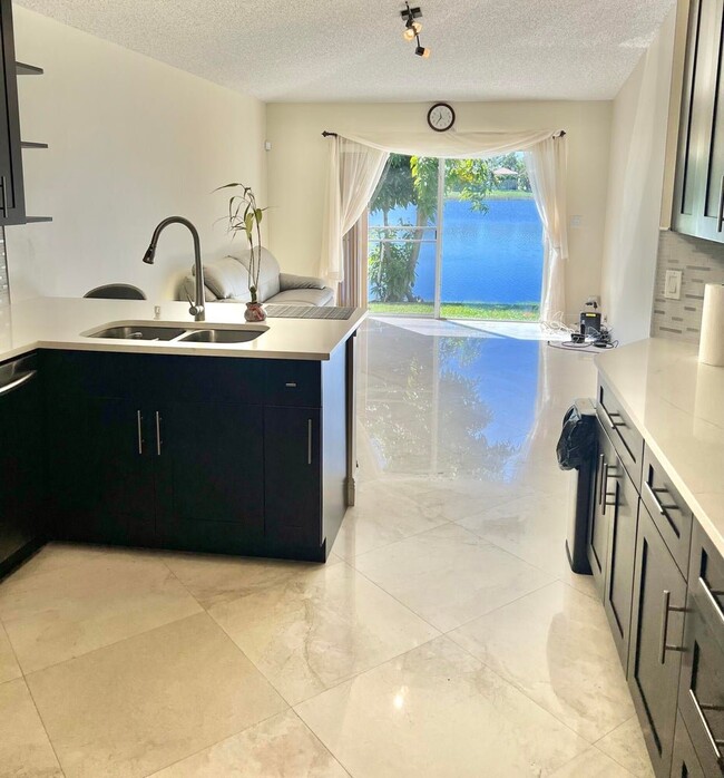 6129 Adriatic Way in Greenacres, FL - Foto de edificio - Building Photo