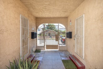1935 Myrtle Ave. in Long Beach, CA - Foto de edificio - Building Photo