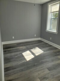 1607 Division St photo'