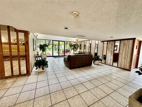 210 Lakeview Dr in Weston, FL - Building Photo - Building Photo