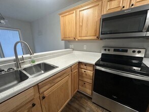 223 Pioneer Dr in Silverton, OR - Building Photo - Building Photo