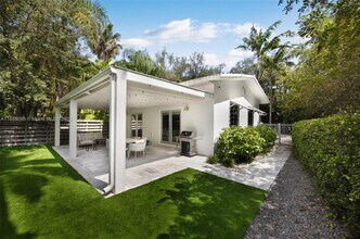 3894 Main Hwy in Miami, FL - Building Photo - Building Photo