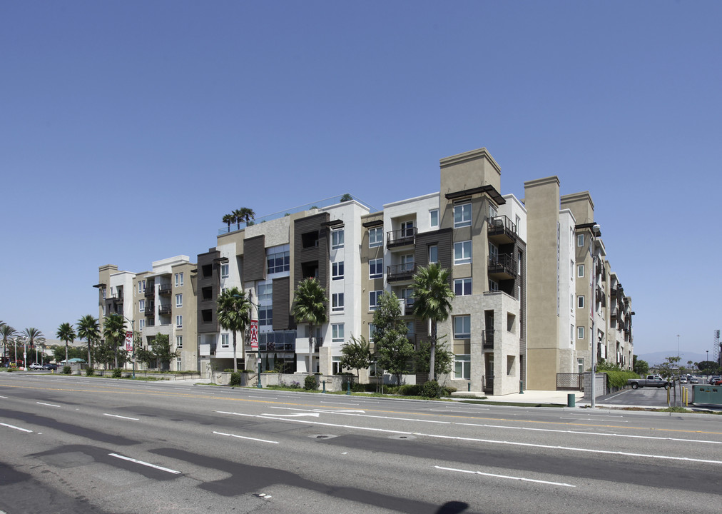 1818 Platinum Triangle in Anaheim, CA - Foto de edificio