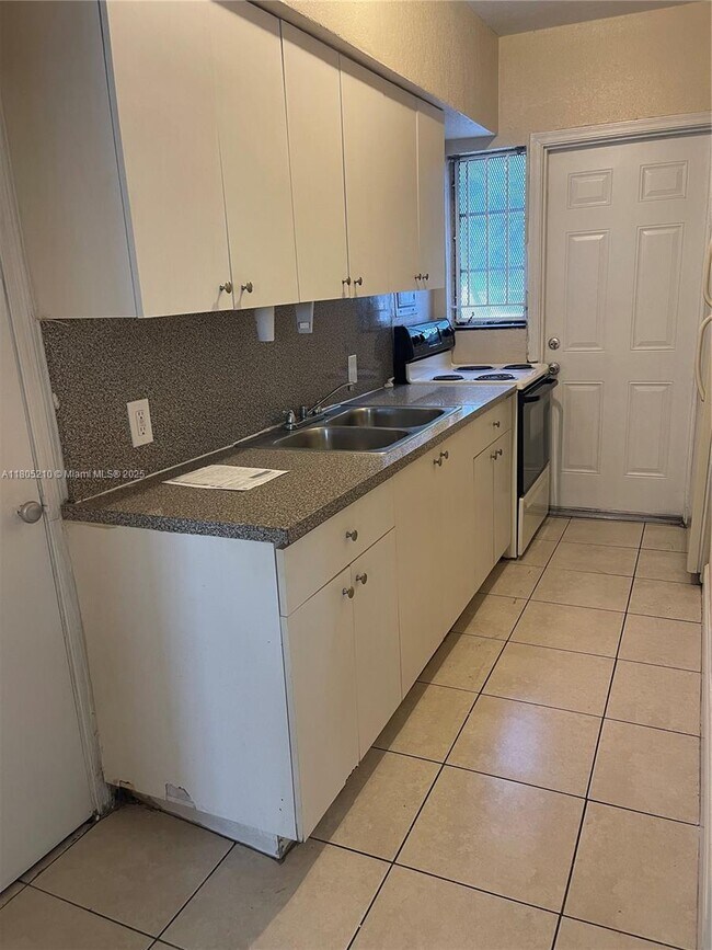 555 SW 7th St in Miami, FL - Building Photo - Building Photo