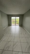 4016 Lakeside Dr in Tamarac, FL - Building Photo - Building Photo