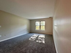3524 W Shore Rd in Warwick, RI - Building Photo - Building Photo
