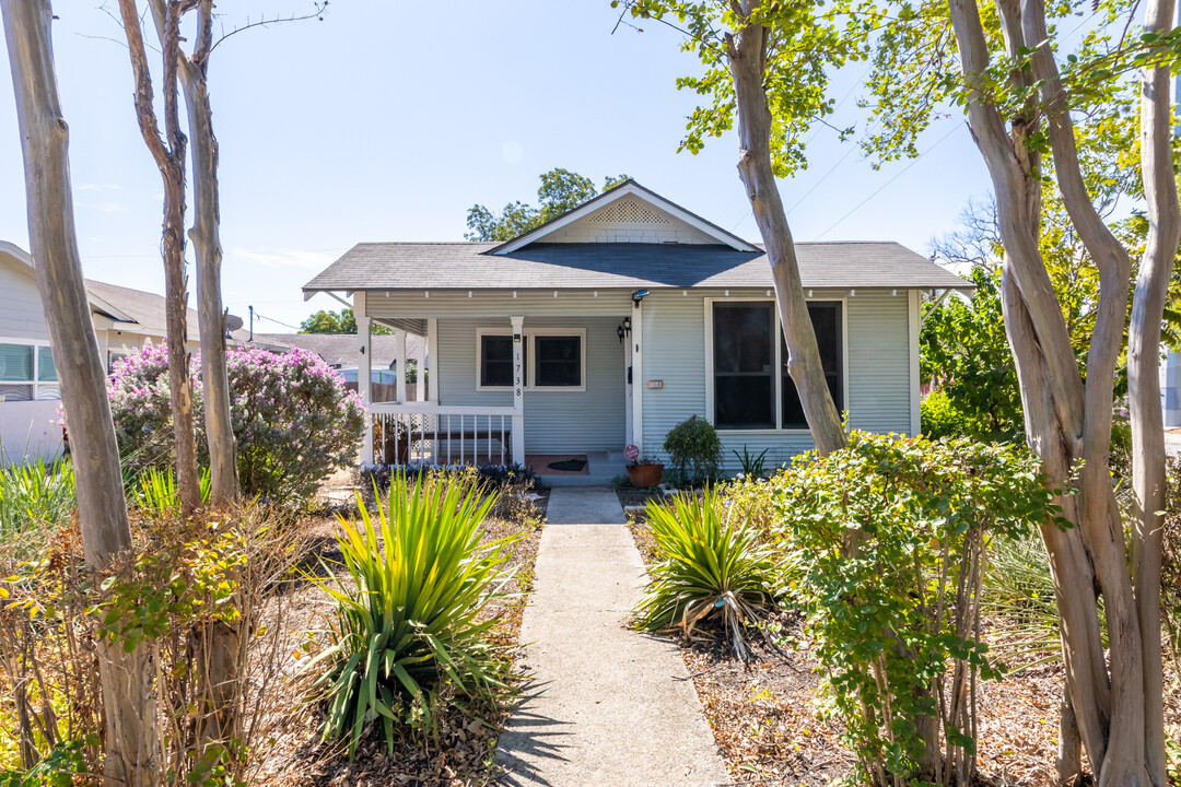 1738 Lee Hall in San Antonio, TX - Building Photo