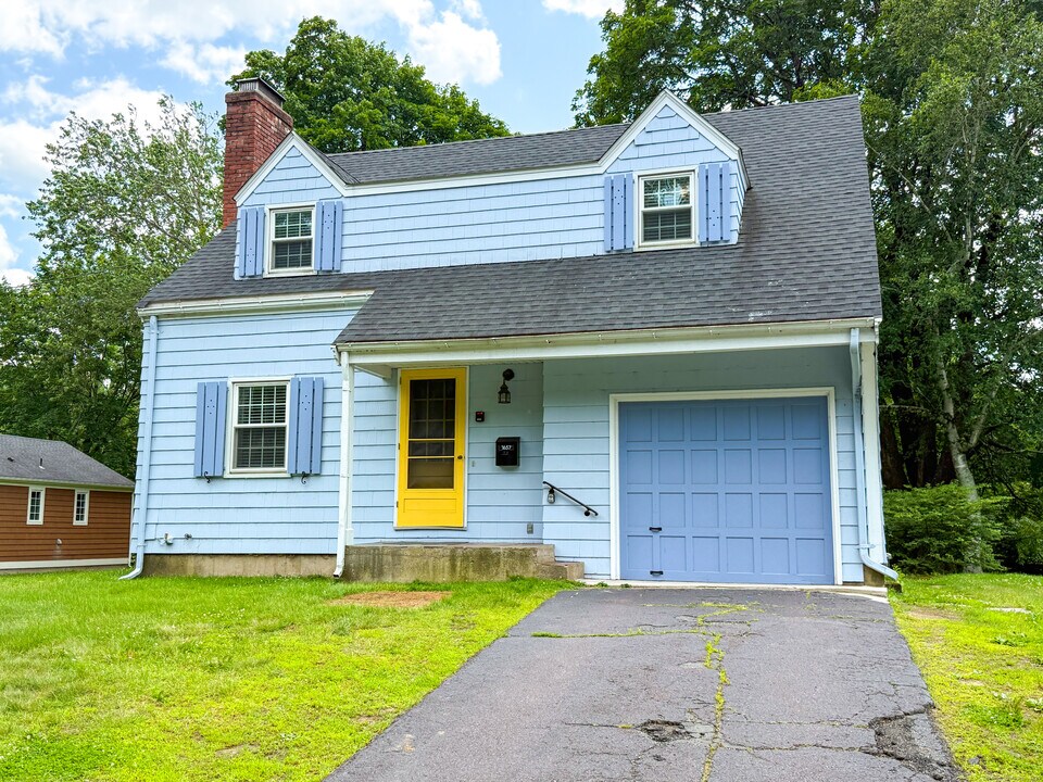 1657 Farmington Ave in Farmington, CT - Building Photo