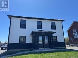 26 First St W in Cornwall, ON - Building Photo