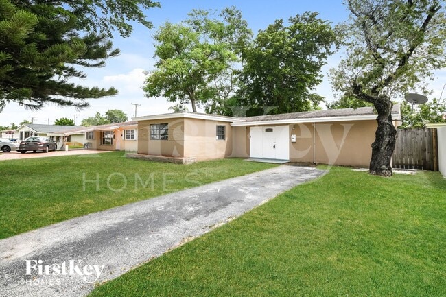 7300 Ramona St in Miramar, FL - Foto de edificio - Building Photo