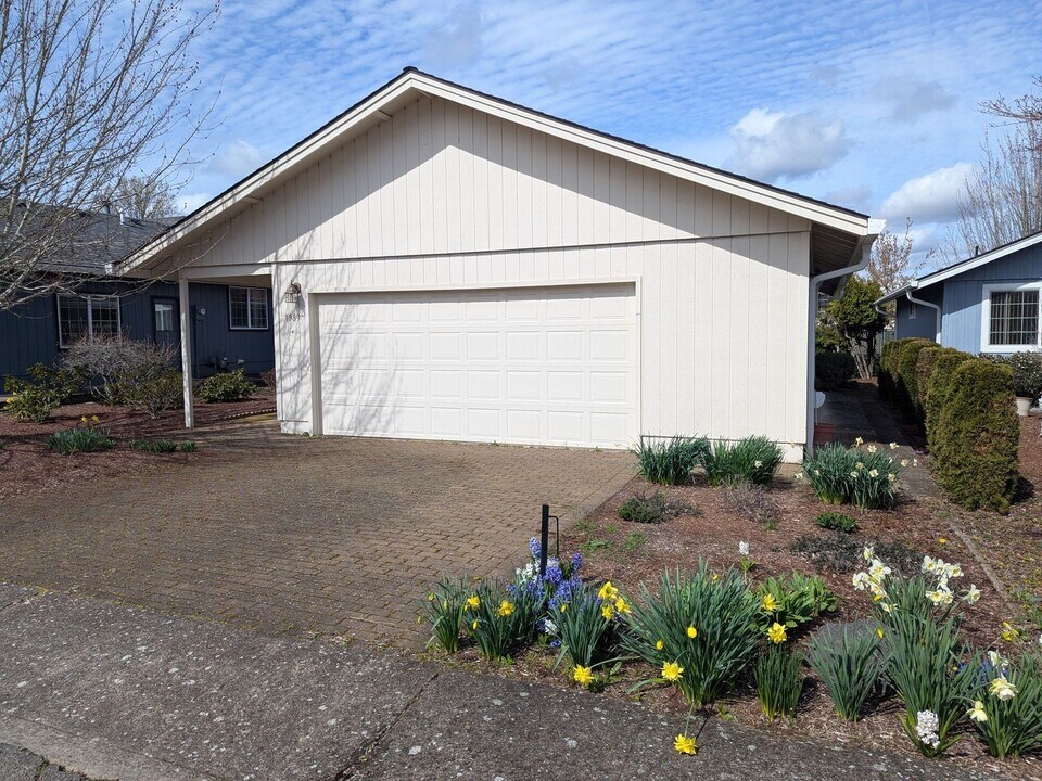 1989 Nut Tree Dr NW in Salem, OR - Building Photo