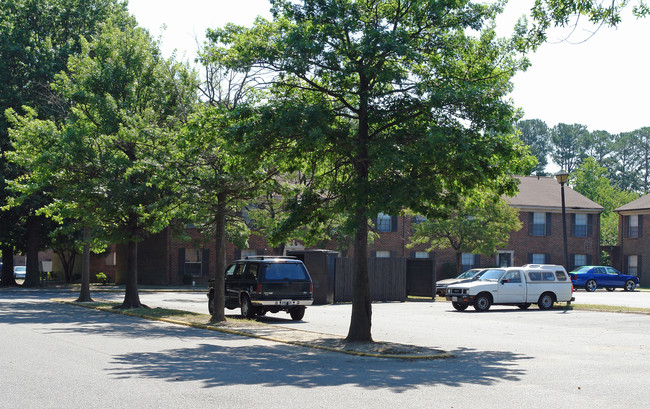 Regency Square Apartments in Newport News, VA - Building Photo - Building Photo