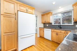 43 Arnold Way in West Hartford, CT - Building Photo - Building Photo