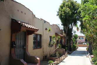 5740 Fountain Ave in Los Angeles, CA - Building Photo - Building Photo