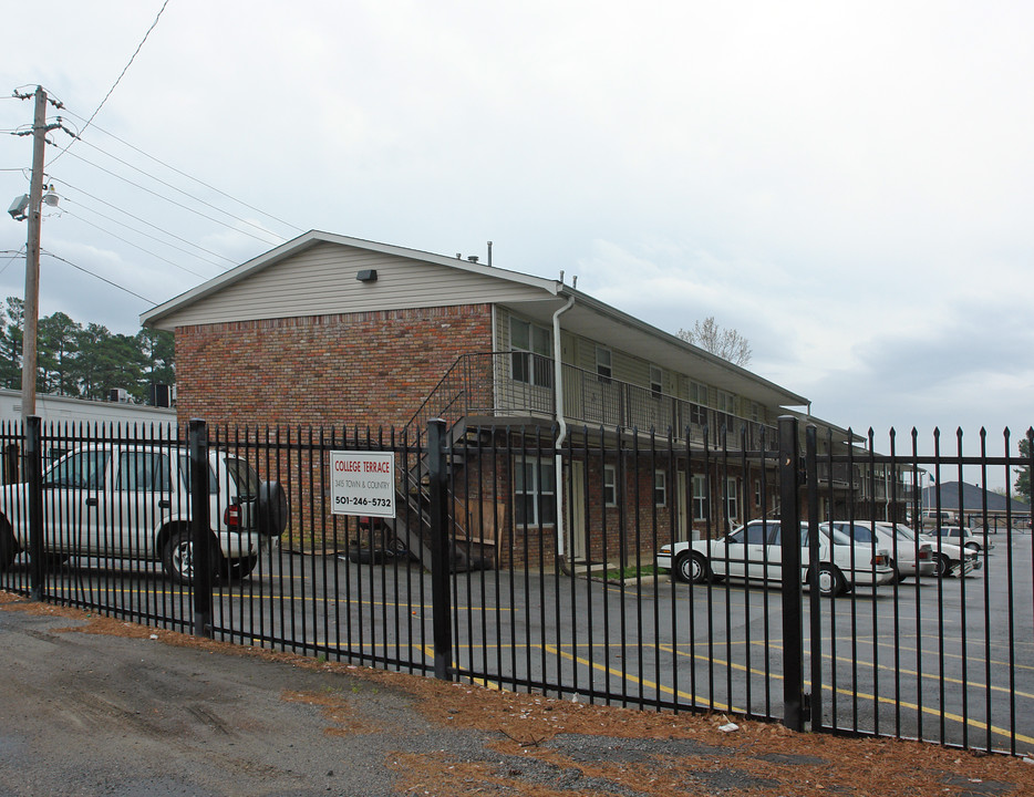 College Terrace in Little Rock, AR - Building Photo