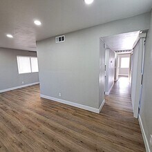 5376 Retablo Ave in Las Vegas, NV - Foto de edificio - Building Photo