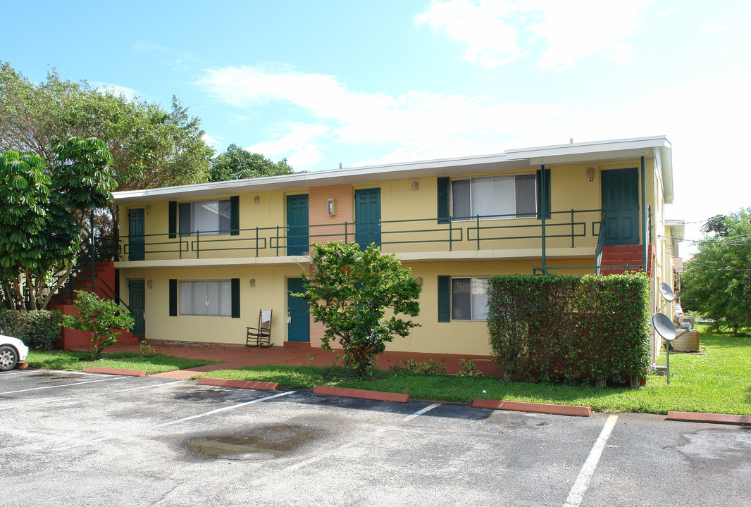 Lighthouse Apartments in North Palm Beach, FL - Building Photo