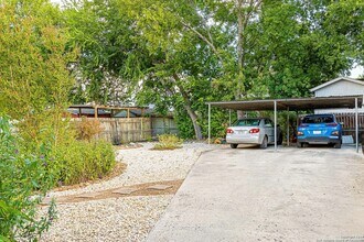 611 W Ridgewood Ct in San Antonio, TX - Building Photo - Building Photo