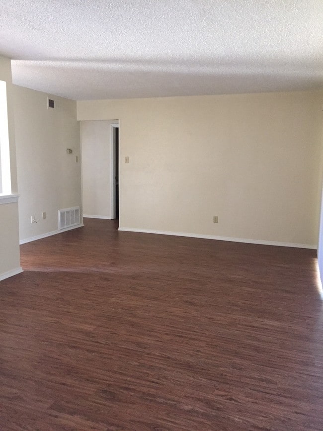 Oak Manor Apartments in Henderson, TX - Building Photo - Building Photo