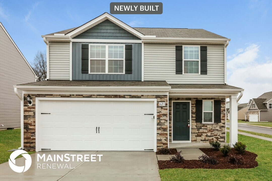 621 Howling Wind Dr in Zebulon, NC - Building Photo