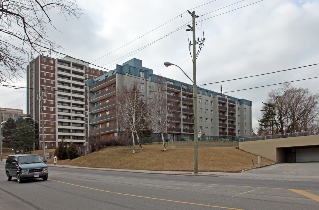 Villa Otthon in Toronto, ON - Building Photo