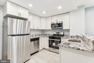 3054 Almond St in Philadelphia, PA - Building Photo - Building Photo