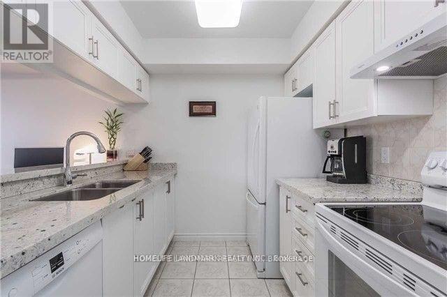 18-218 Sommerset Way in Toronto, ON - Building Photo - Building Photo
