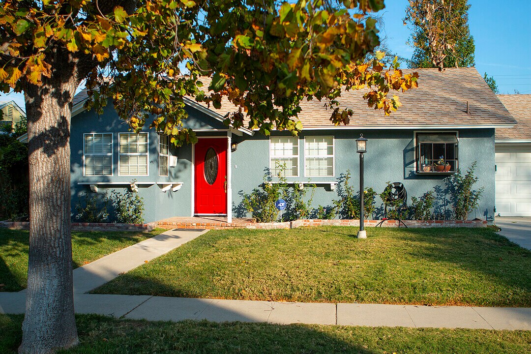7900 Shoshone Ave in Northridge, CA - Building Photo