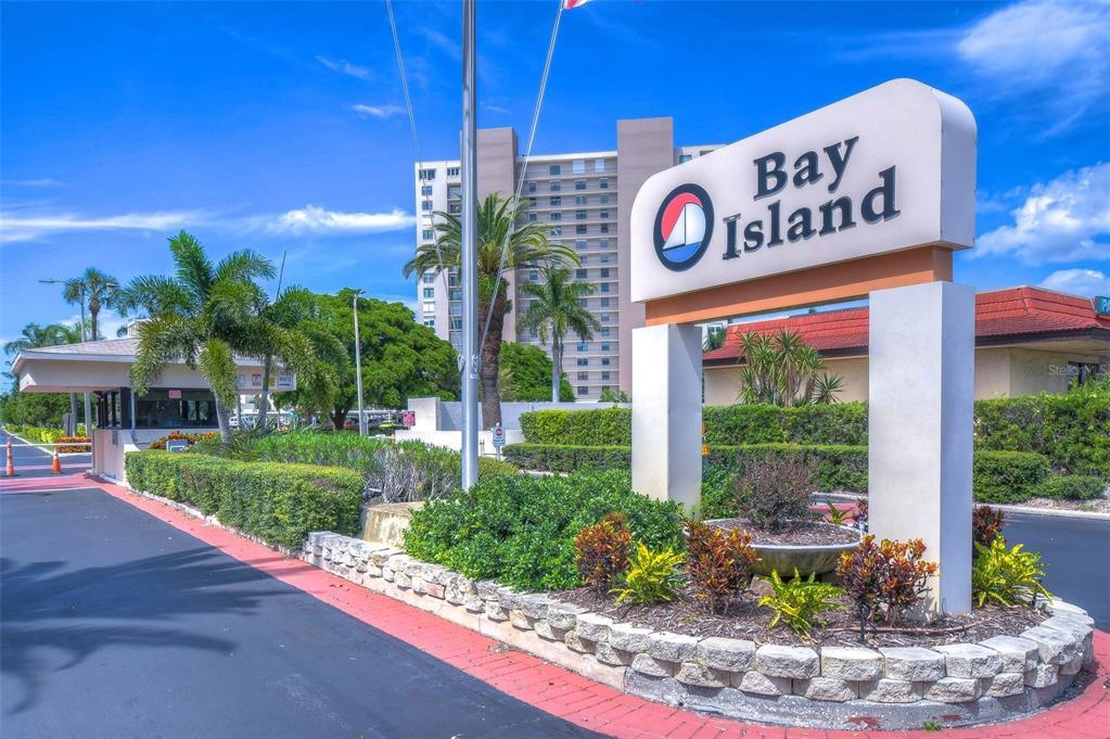 7400 Sun Island Dr S in South Pasadena, FL - Building Photo