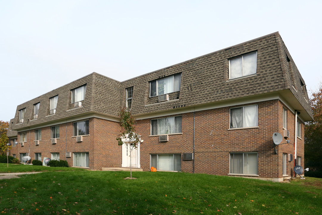 St. Charles Place Apartments in St. Charles, IL - Building Photo