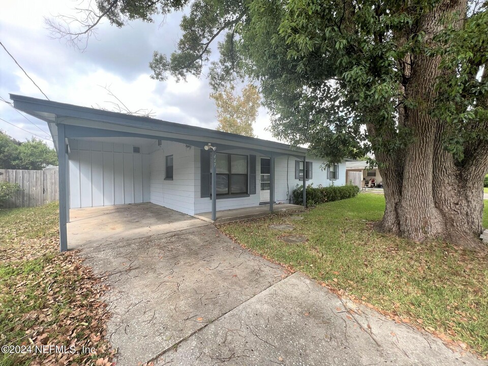 447 Brighton Ave in Orange Park, FL - Building Photo