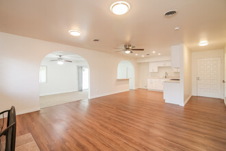 11413 Jane Way in Stanton, CA - Foto de edificio - Building Photo