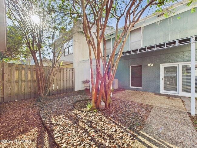 19 Courtyard Cir in Lafayette, LA - Building Photo - Building Photo