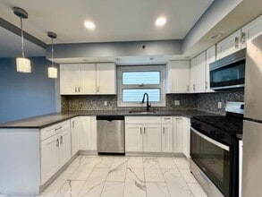 182 W 32nd St in Bayonne, NJ - Foto de edificio - Building Photo