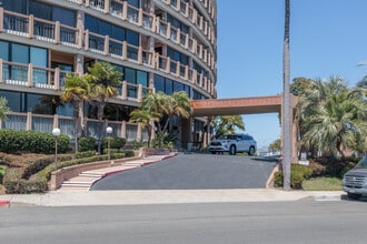 Le Rondelet Condominiums in San Diego, CA - Building Photo - Building Photo