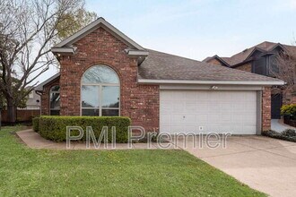 1220 Royal Crescent Dr in Bedford, TX - Foto de edificio - Building Photo