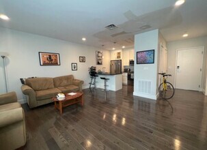 438 McGrath Hwy, Unit 304 in Somerville, MA - Building Photo - Building Photo