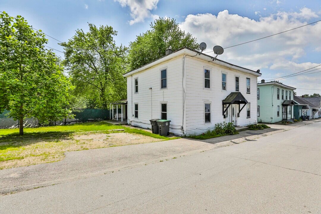 52 Front St in Pembroke, NH - Building Photo