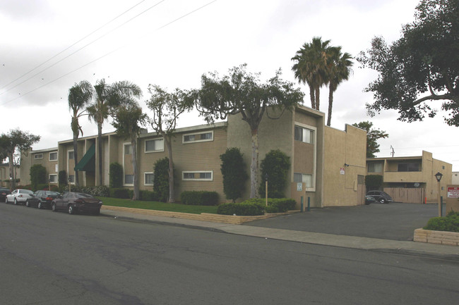 930 Peach Ave in El Cajon, CA - Foto de edificio - Building Photo